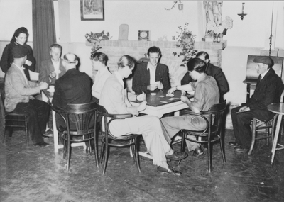 876599 Afbeelding van een kaartavond voor vaders in een zaaltje van het St. Franciscushuis (Oudegracht 23) in Wijk C te ...